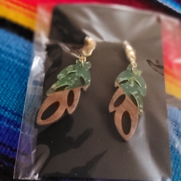 Unique handmand wood and green epoxy earrings - Picture 2 of 3